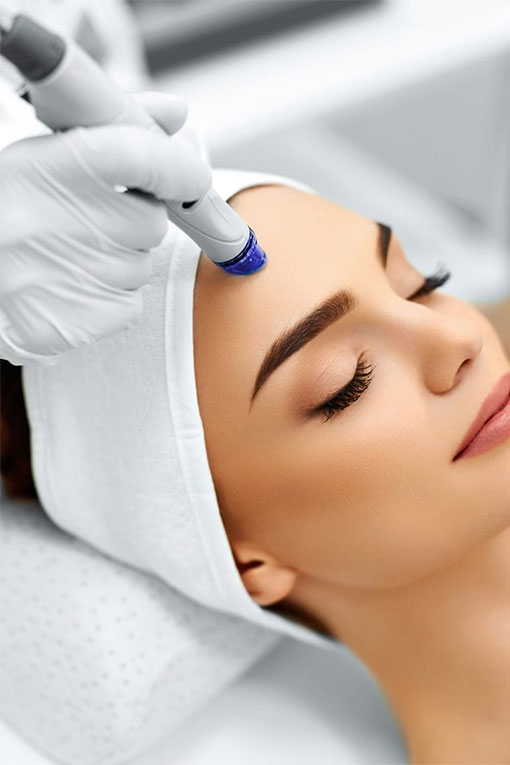 By creating microscopic wounds in the skin, microneedling can trigger a wound healing response in the skin